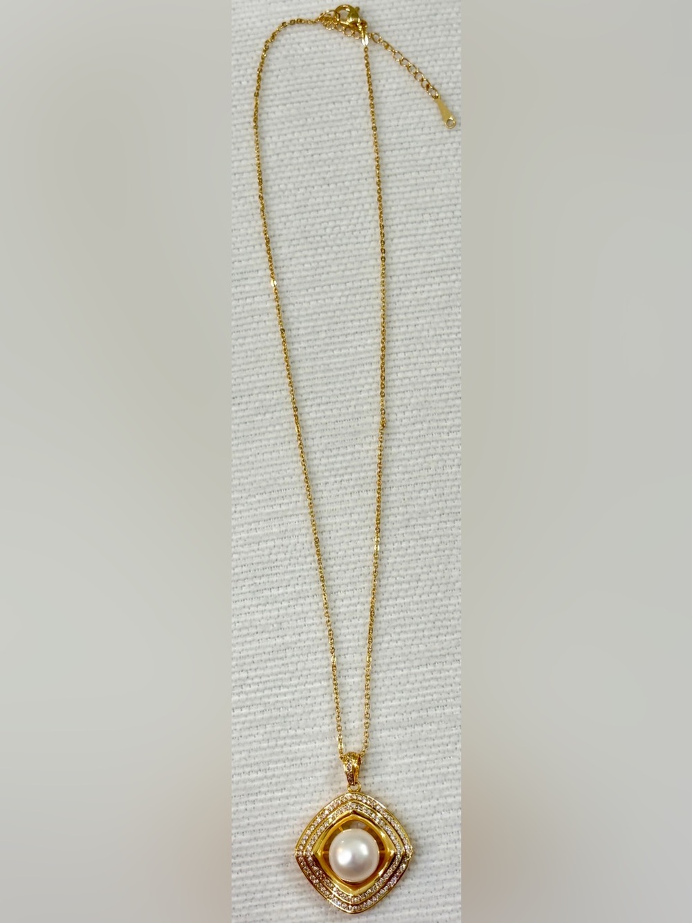 NEW never worn Elegant Gold and Pearl Pendant Necklace